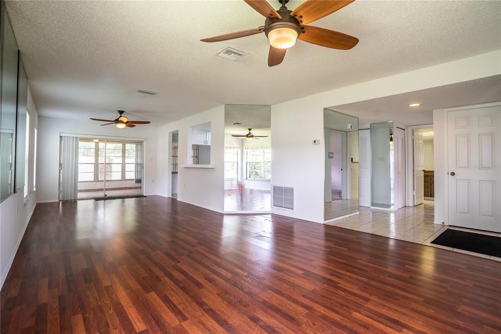 Recently Sold: $157,900 (2 beds, 2 baths, 1542 Square Feet)