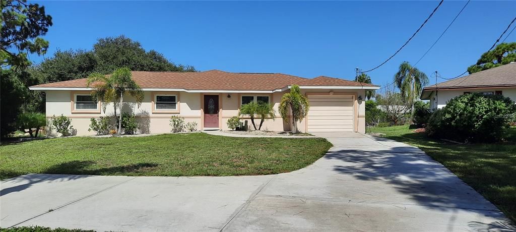 3bd 2 baht 1 car with electric garage door opener.  POOL and Boat lift with access to the gulf of mexico