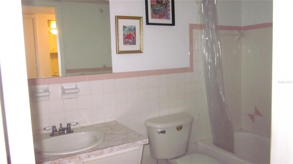 最近租的: $974 (1 贝兹, 1 浴室, 800 平方英尺)