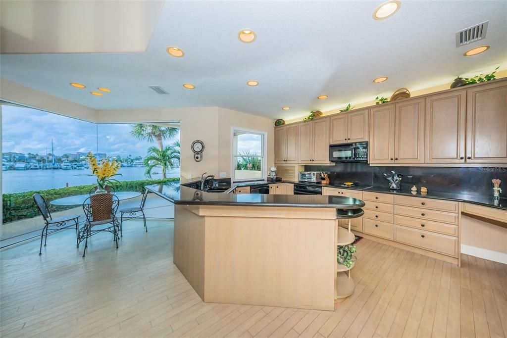 Recently Sold: $2,595,000 (4 beds, 4 baths, 3784 Square Feet)