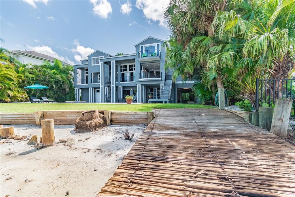 Recently Sold: $1,950,000 (5 beds, 4 baths, 3994 Square Feet)