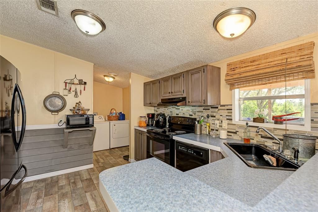 Recently Sold: $385,000 (3 beds, 2 baths, 1440 Square Feet)