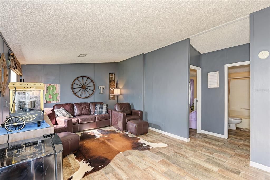 Recently Sold: $385,000 (3 beds, 2 baths, 1440 Square Feet)