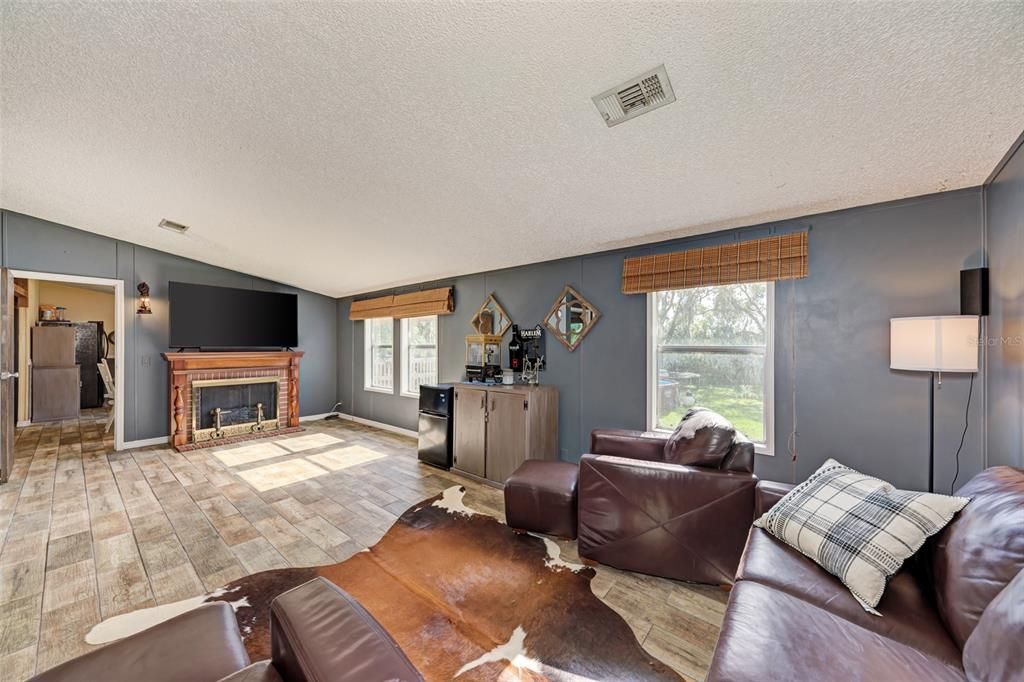 Recently Sold: $385,000 (3 beds, 2 baths, 1440 Square Feet)