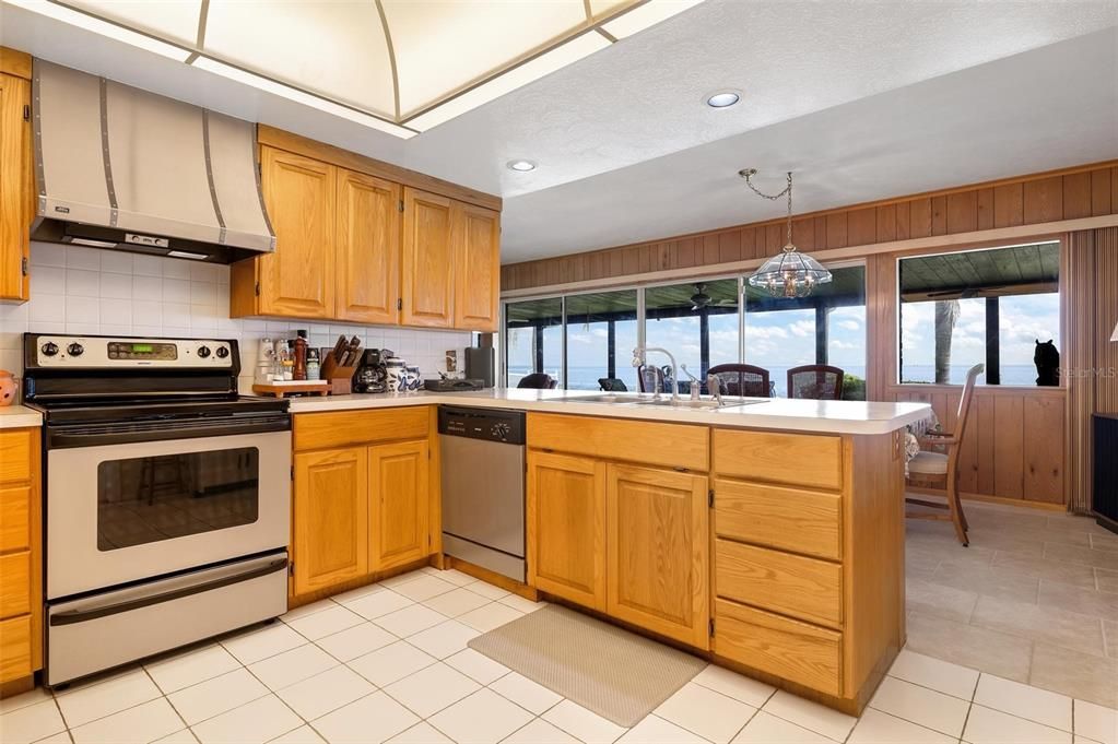 Recently Sold: $2,995,000 (3 beds, 2 baths, 2055 Square Feet)
