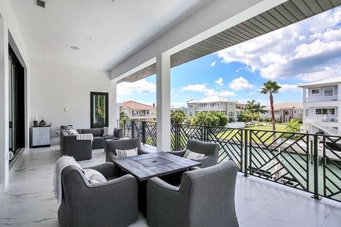 Recently Sold: $3,000,000 (5 beds, 3 baths, 4547 Square Feet)