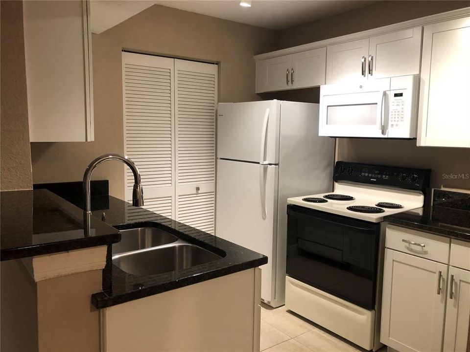 Recently Rented: $1,050 (1 beds, 1 baths, 627 Square Feet)