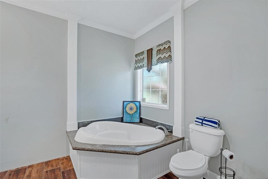 Недавно продано: $195,000 (4 спален, 3 ванн, 2040 Квадратных фут)