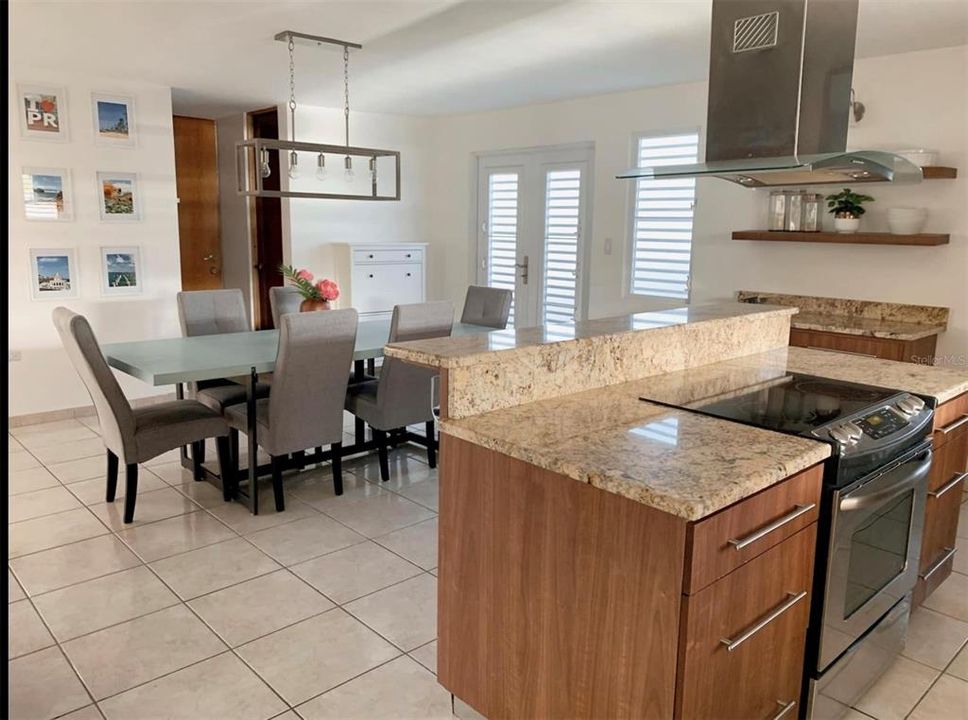 Vendido Recientemente: $449,000 (4 camas, 3 baños, 2400 Pies cuadrados)