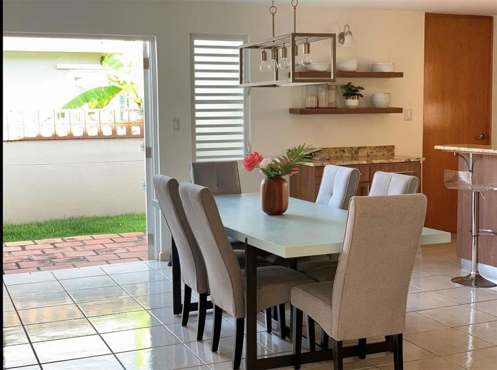 Vendido Recientemente: $449,000 (4 camas, 3 baños, 2400 Pies cuadrados)