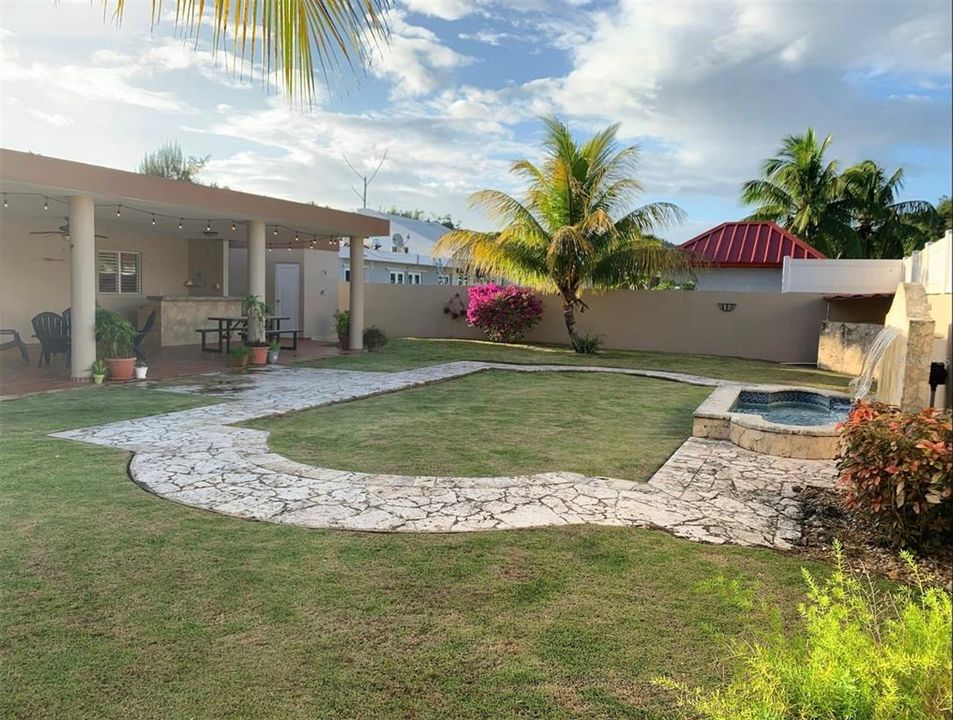 Vendido Recientemente: $449,000 (4 camas, 3 baños, 2400 Pies cuadrados)