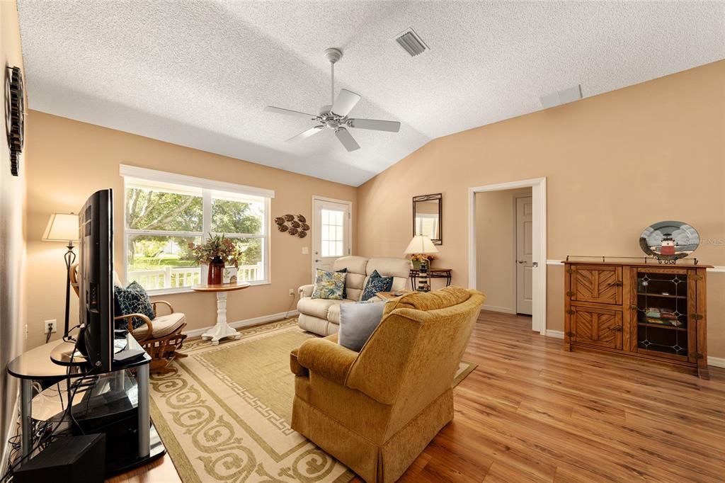 Recently Sold: $324,900 (3 beds, 2 baths, 1392 Square Feet)
