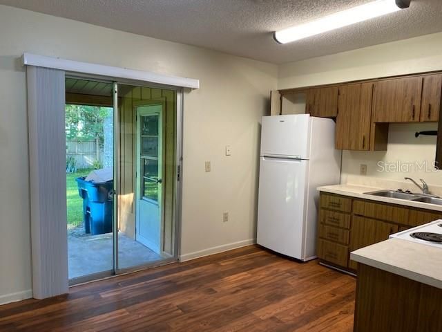 Recently Rented: $875 (2 beds, 1 baths, 800 Square Feet)