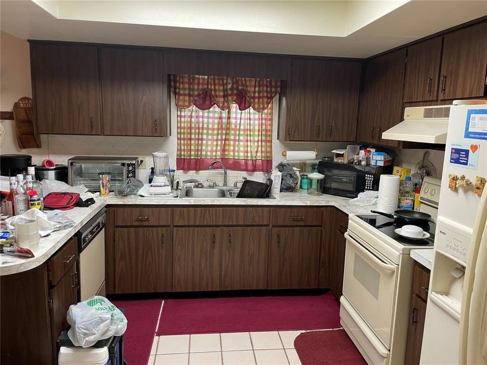 Kitchen, with tile flooring