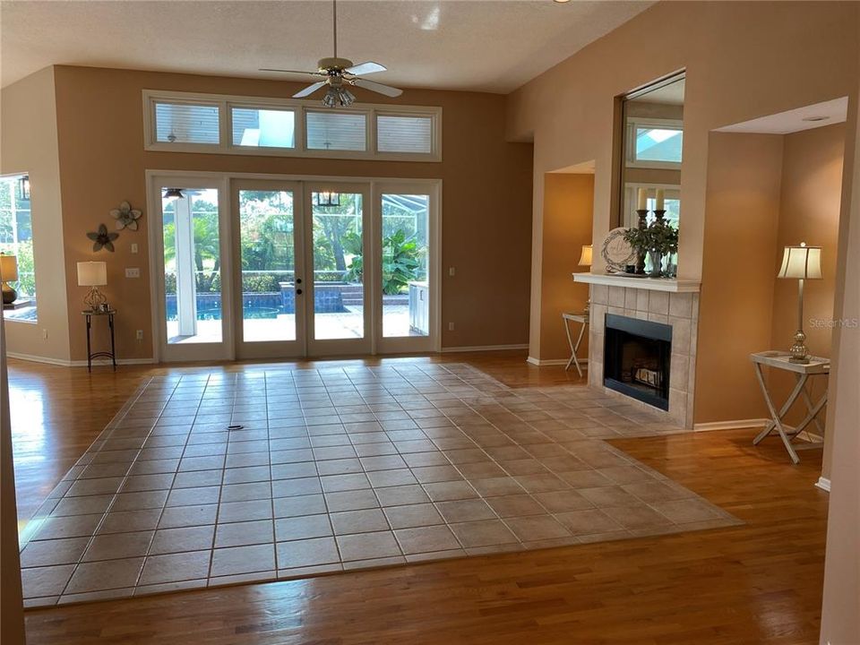 FAMILY ROOM FEATURES FRENCH DOORS TO POOL LANAI
