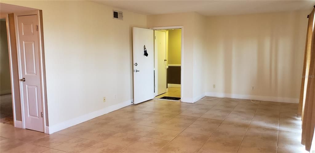 Recently Rented: $1,200 (1 beds, 1 baths, 819 Square Feet)