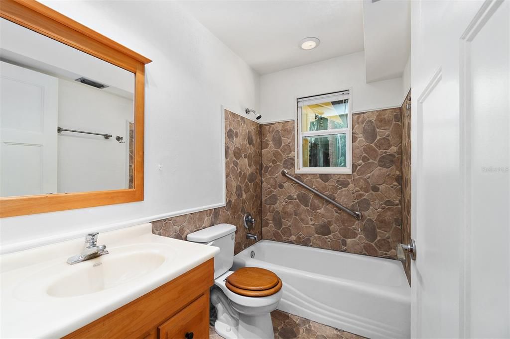最近售出: $433,000 (3 贝兹, 3 浴室, 1936 平方英尺)