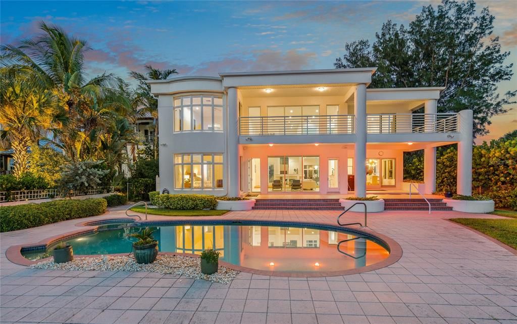 Recently Sold: $6,499,900 (6 beds, 5 baths, 6011 Square Feet)