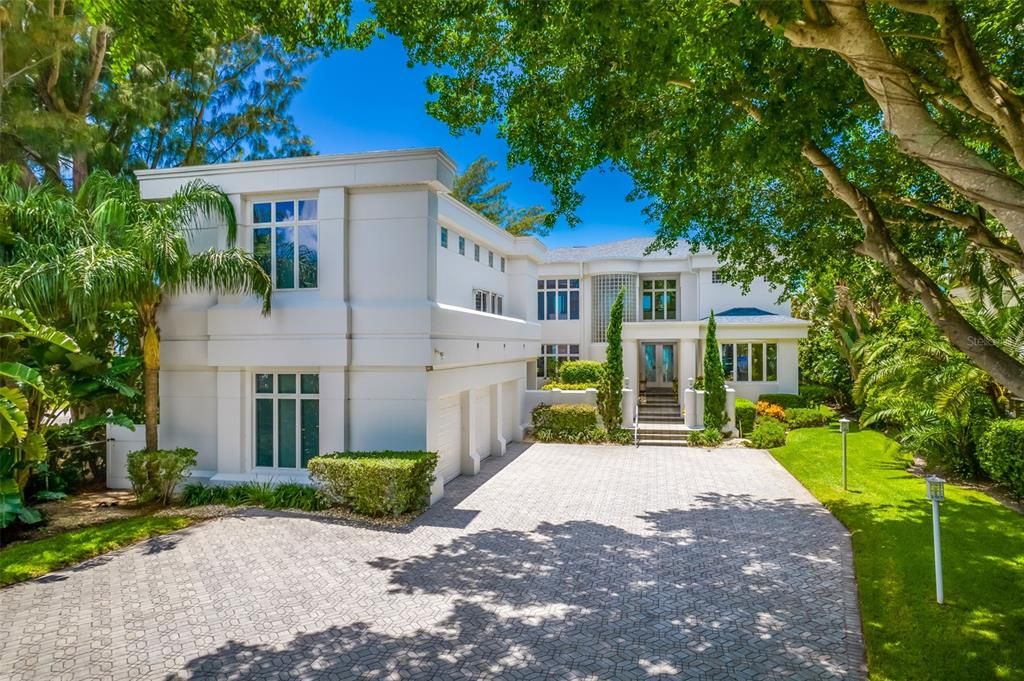 Recently Sold: $6,499,900 (6 beds, 5 baths, 6011 Square Feet)