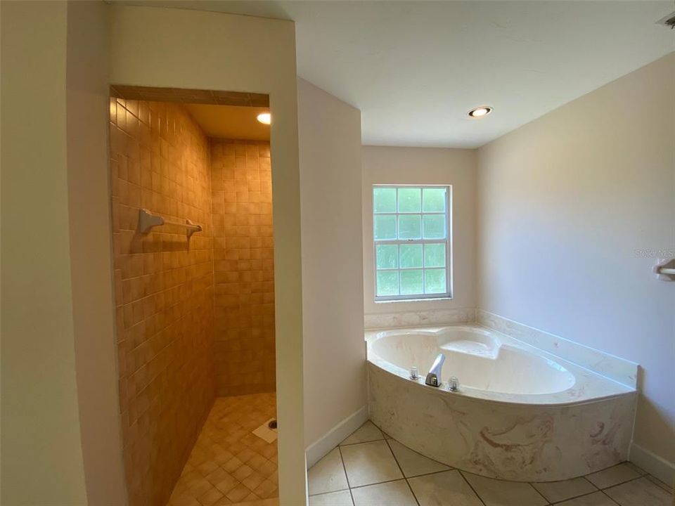 最近租的: $4,500 (4 贝兹, 3 浴室, 2360 平方英尺)