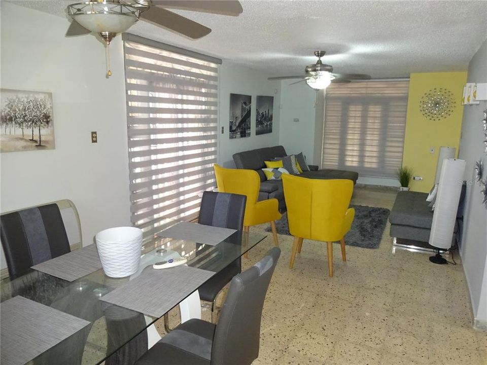 Vendido Recientemente: $195,000 (4 camas, 2 baños, 2500 Pies cuadrados)