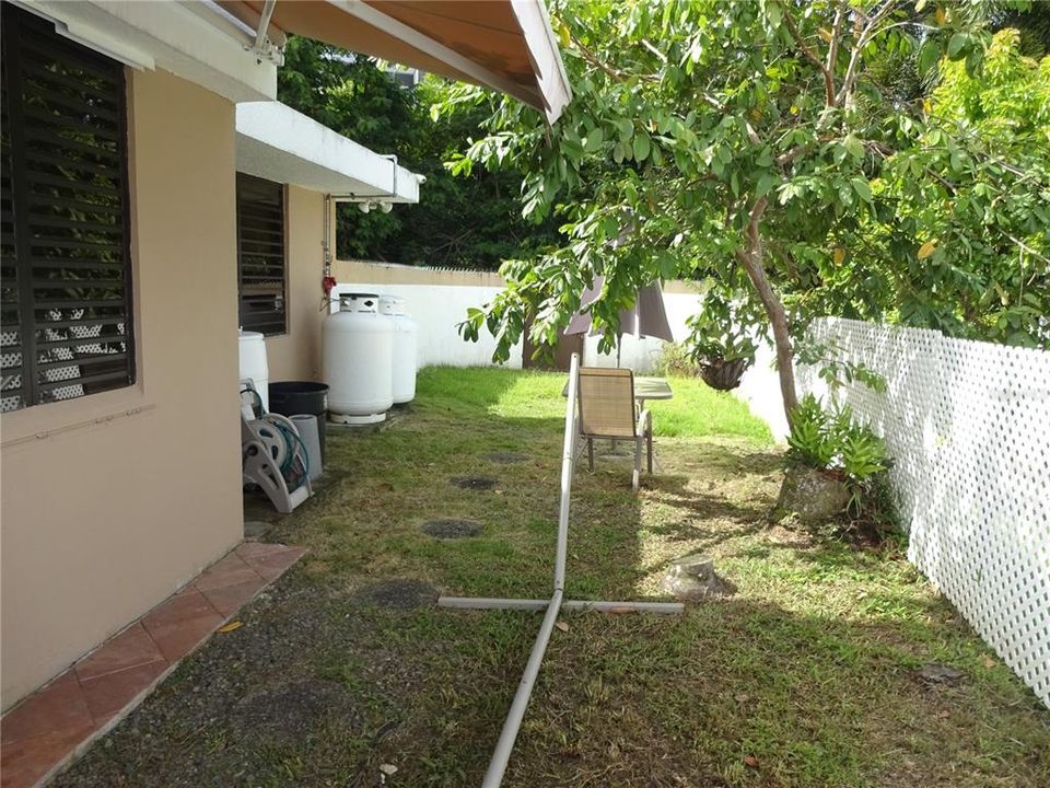 Vendido Recientemente: $195,000 (4 camas, 2 baños, 2500 Pies cuadrados)