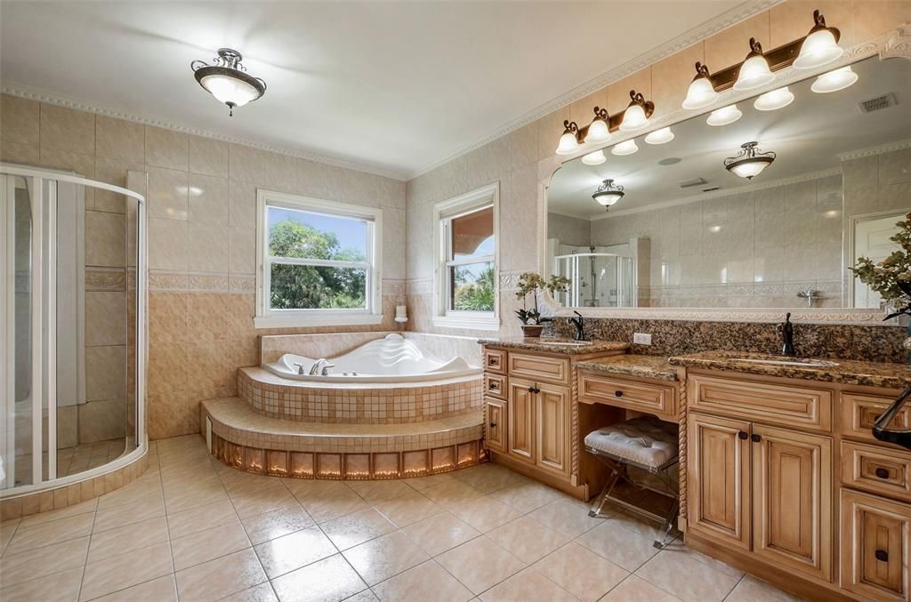 最近售出: $2,100,000 (5 贝兹, 4 浴室, 5200 平方英尺)