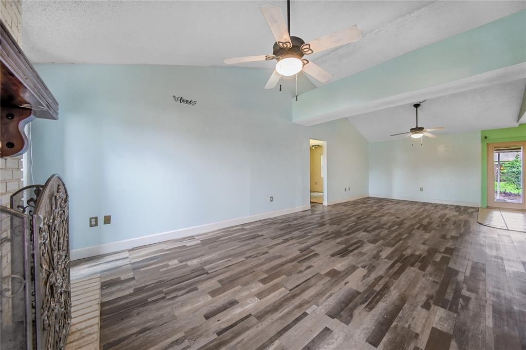 Recently Sold: $220,000 (3 beds, 2 baths, 1444 Square Feet)