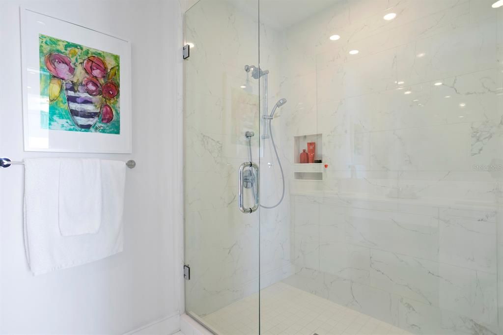 最近售出: $997,000 (2 贝兹, 2 浴室, 1402 平方英尺)