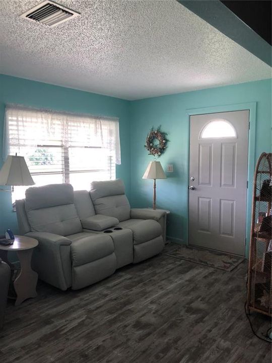 Recently Sold: $299,000 (2 beds, 1 baths, 1360 Square Feet)
