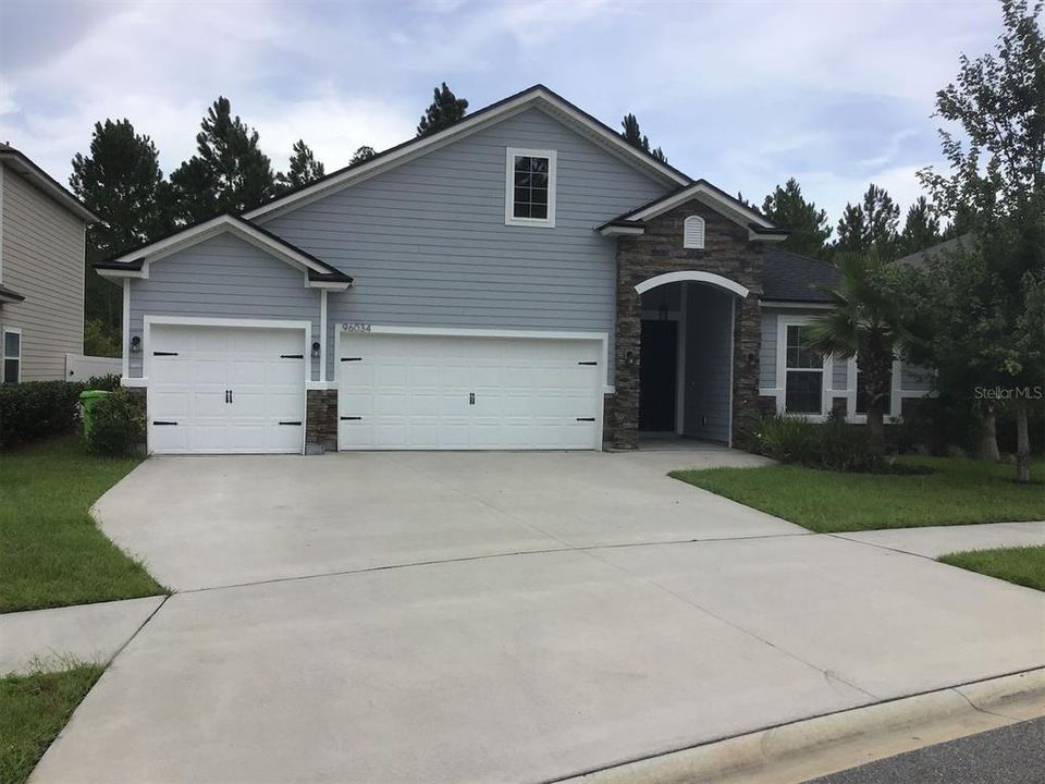 Recently Sold: $389,900 (4 beds, 3 baths, 2484 Square Feet)