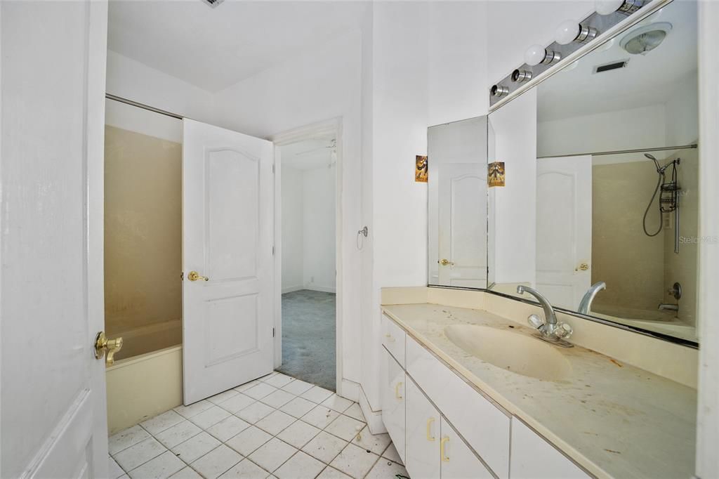 最近售出: $599,900 (4 贝兹, 3 浴室, 3664 平方英尺)