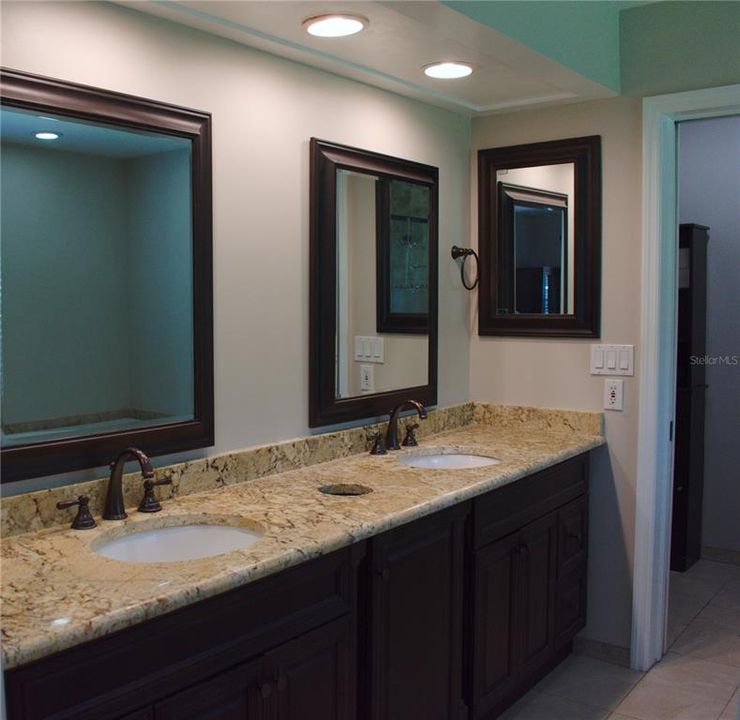 Dual vanity w/granite top sink