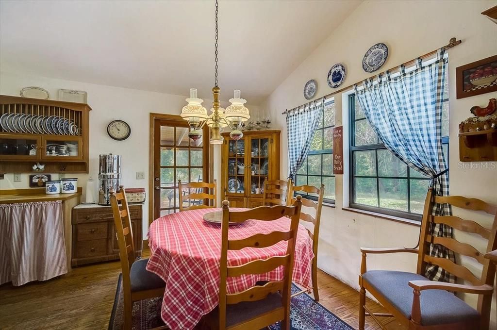 Vendido Recientemente: $525,000 (4 camas, 2 baños, 1512 Pies cuadrados)