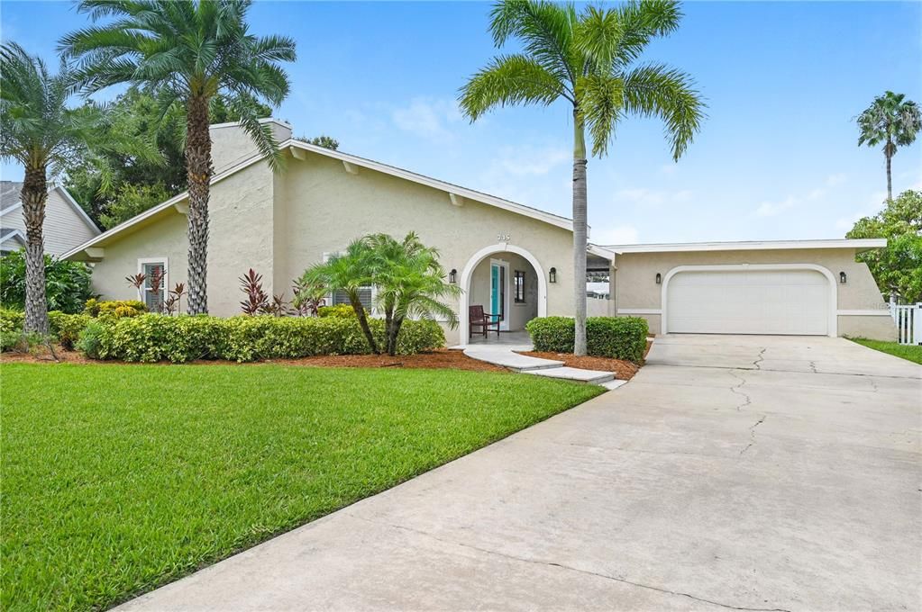 Recently Sold: $650,000 (3 beds, 2 baths, 1813 Square Feet)