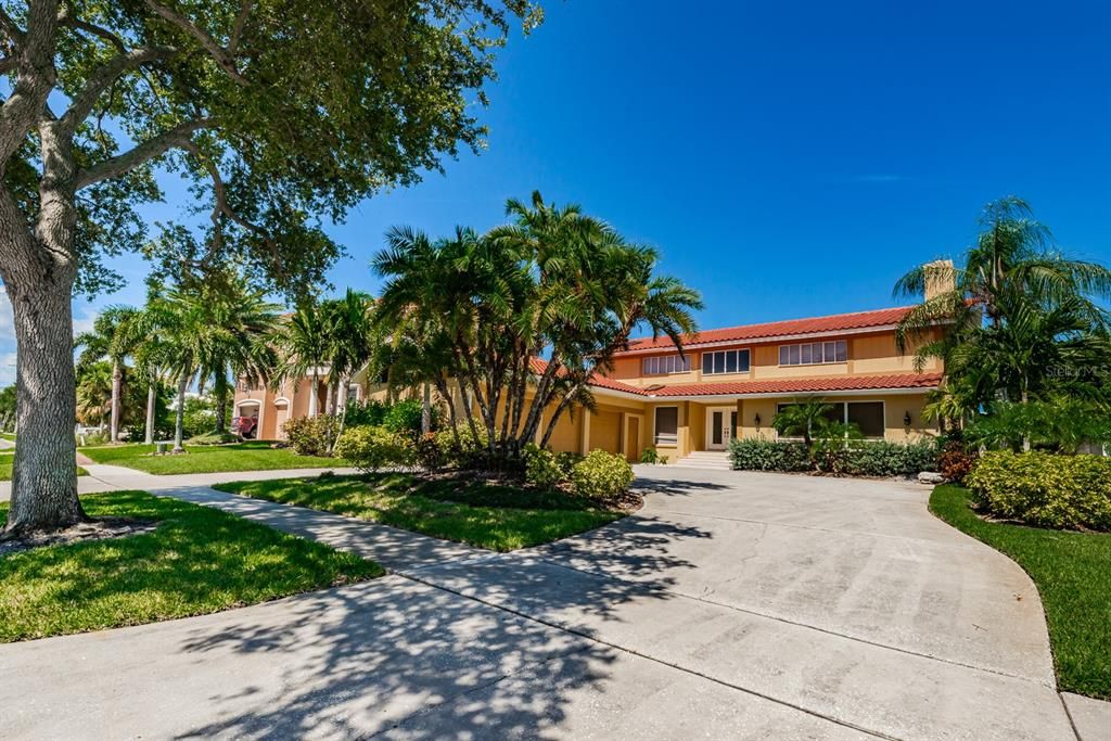 Recently Sold: $2,195,000 (5 beds, 4 baths, 4563 Square Feet)