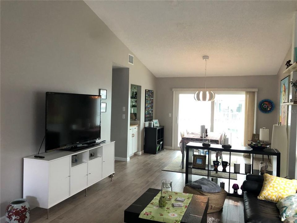 Recently Sold: $339,000 (2 beds, 2 baths, 990 Square Feet)