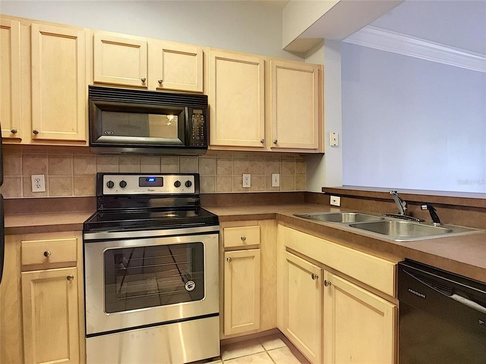 Recently Rented: $1,250 (1 beds, 1 baths, 696 Square Feet)