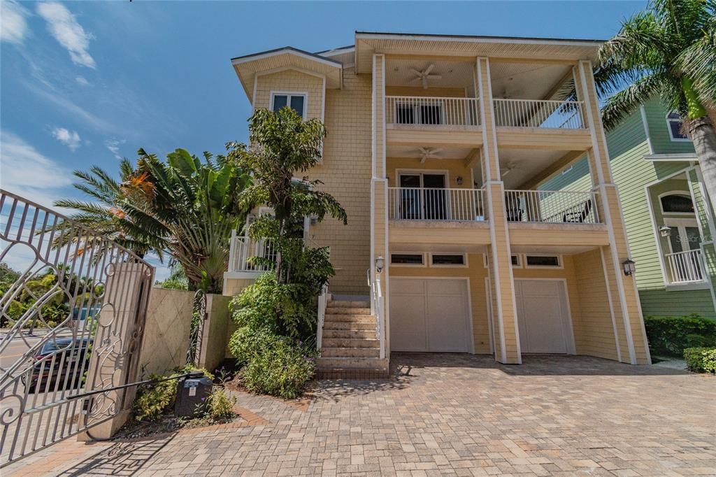 Recently Sold: $1,600,000 (4 beds, 3 baths, 2972 Square Feet)