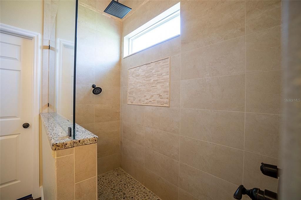 最近售出: $450,000 (2 贝兹, 2 浴室, 2105 平方英尺)