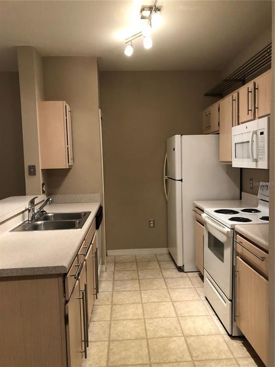 Recently Rented: $1,150 (1 beds, 1 baths, 820 Square Feet)