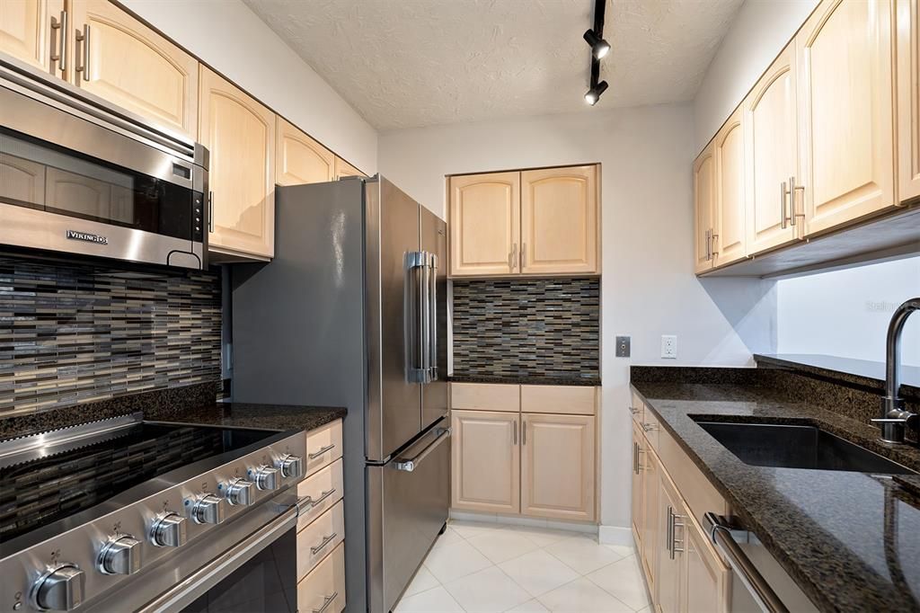 Recently Sold: $325,000 (1 beds, 1 baths, 733 Square Feet)