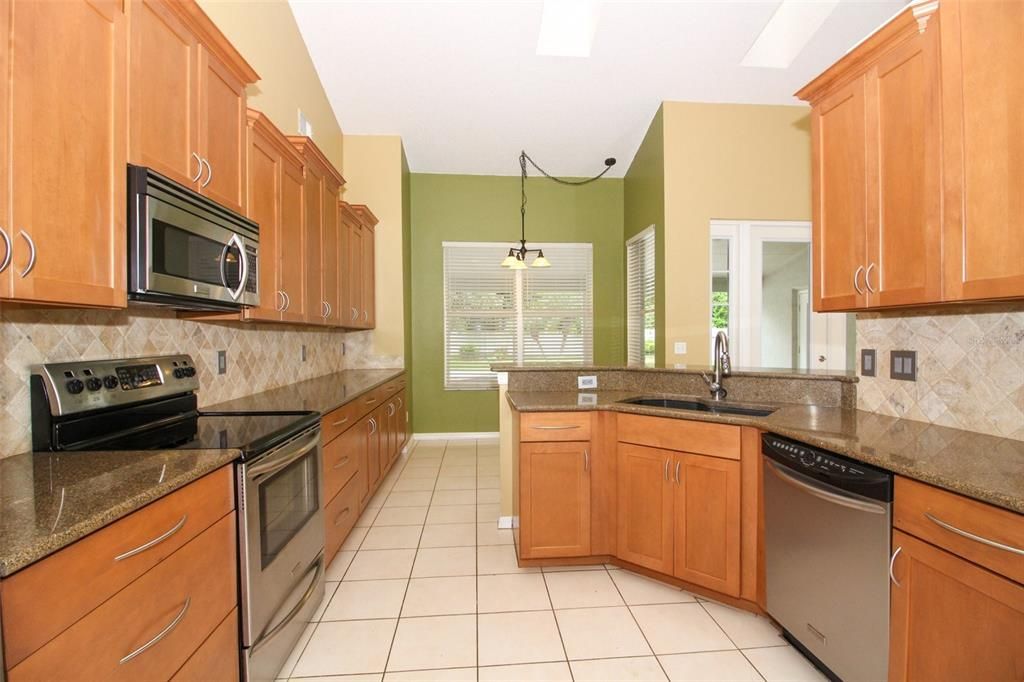 Kitchen - beautiful backsplash