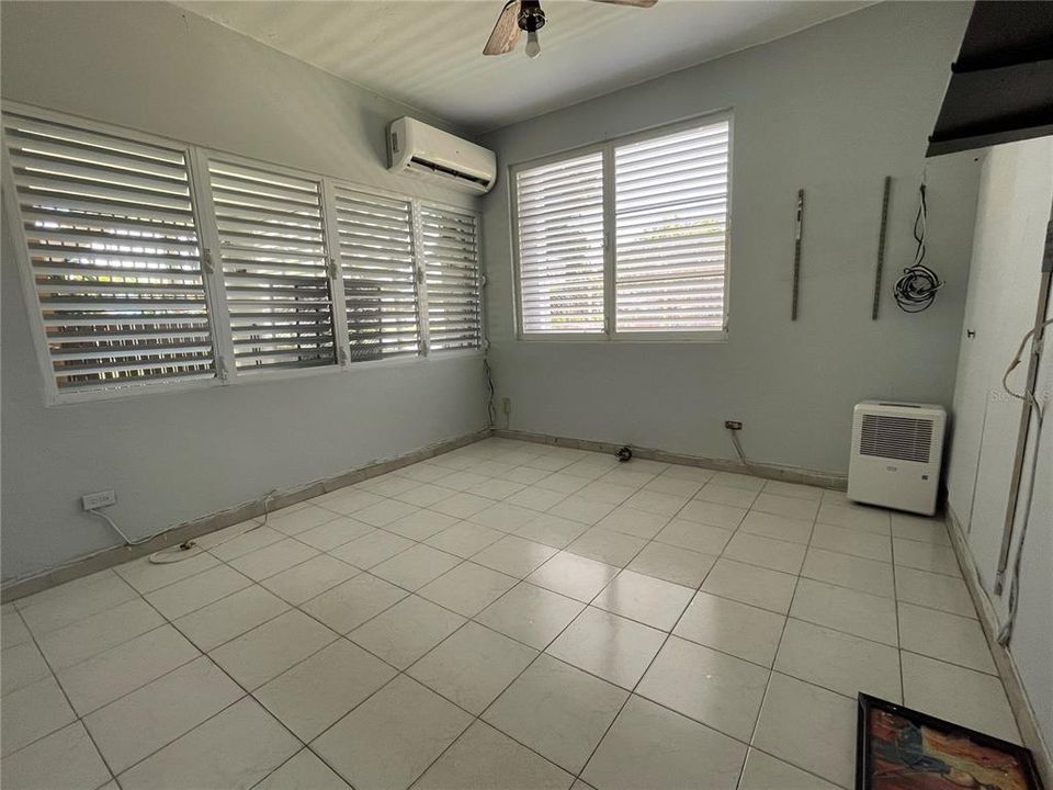 Vendido Recientemente: $135,000 (4 camas, 3 baños, 1100 Pies cuadrados)