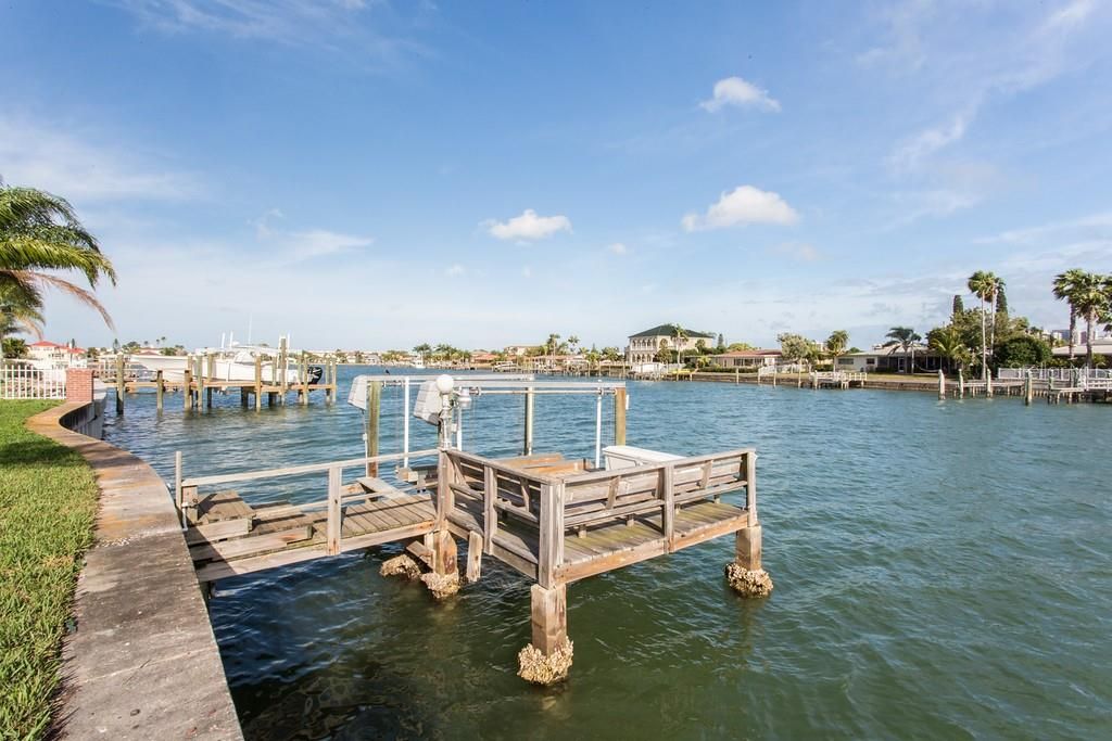 Recently Sold: $1,950,000 (3 beds, 2 baths, 1838 Square Feet)