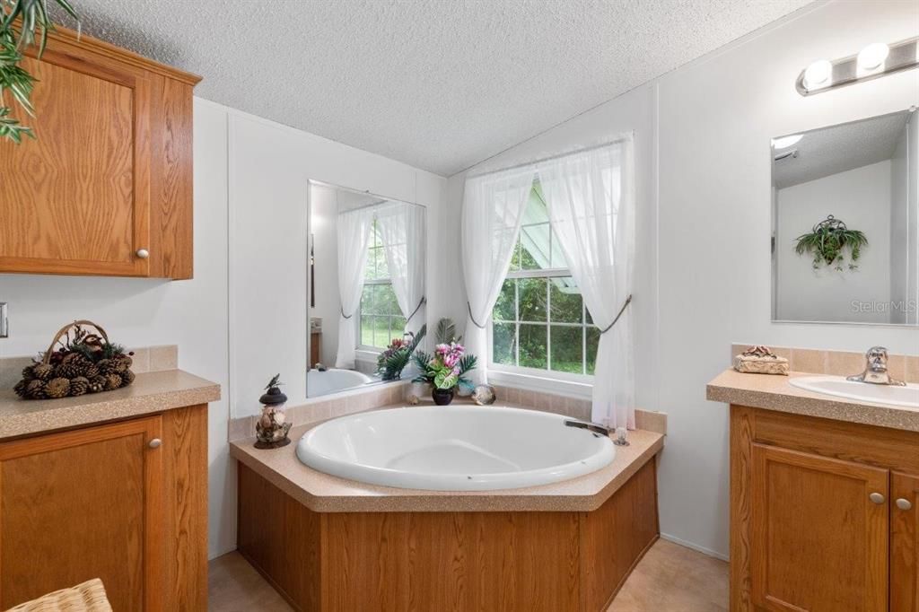 最近售出: $400,000 (3 贝兹, 2 浴室, 1957 平方英尺)