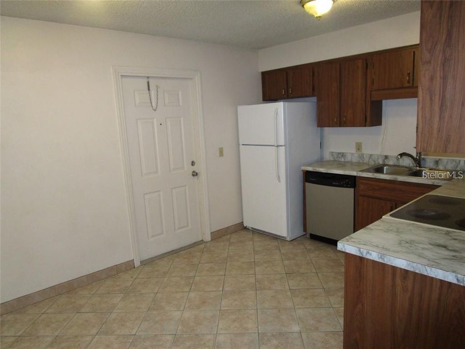 Recently Rented: $875 (2 beds, 1 baths, 841 Square Feet)