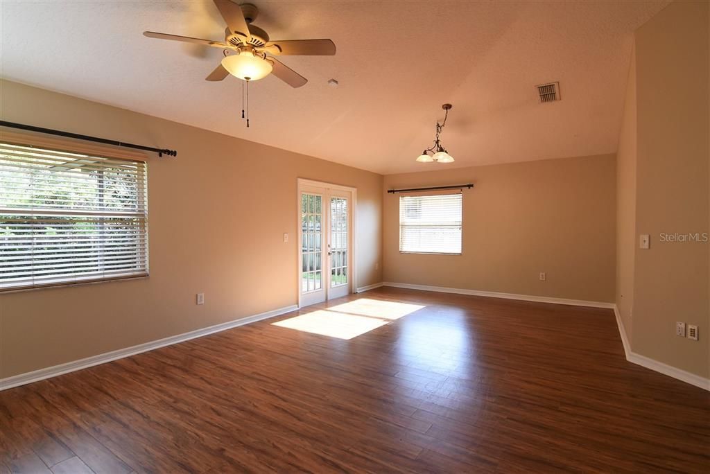 Recently Rented: $1,800 (3 beds, 2 baths, 1349 Square Feet)