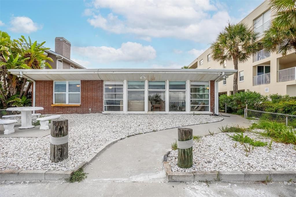 Recently Sold: $3,400,000 (5 beds, 4 baths, 4213 Square Feet)