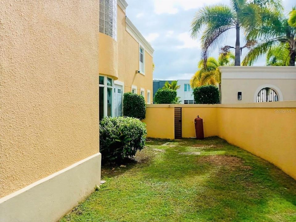 Vendido Recientemente: $460,000 (4 camas, 4 baños, 3250 Pies cuadrados)